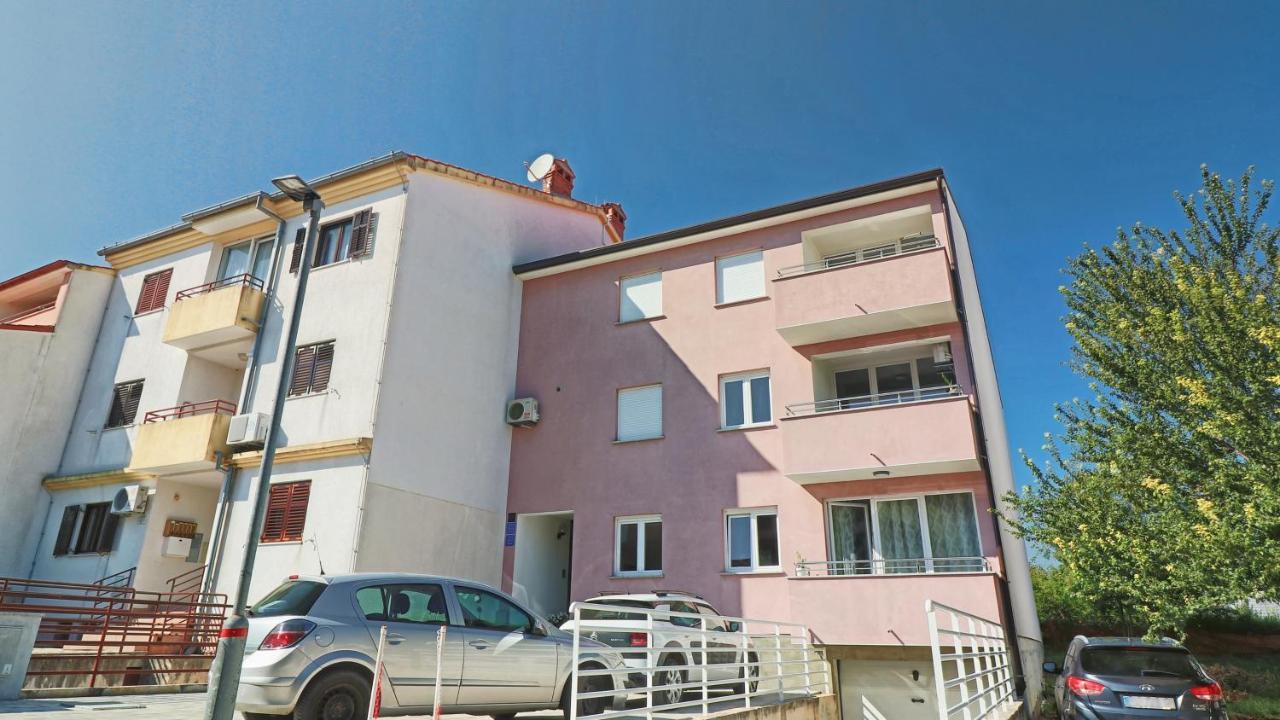 Guesthouse Esma Ровин Екстериор снимка