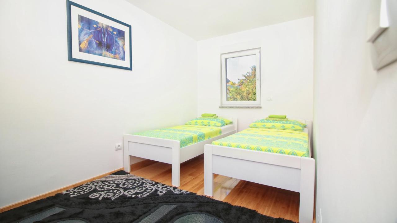Guesthouse Esma Ровин Екстериор снимка