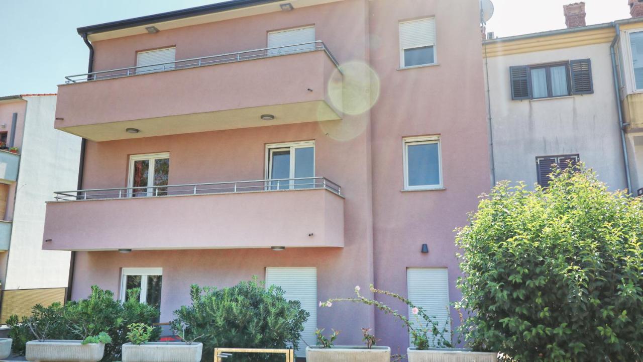 Guesthouse Esma Ровин Екстериор снимка