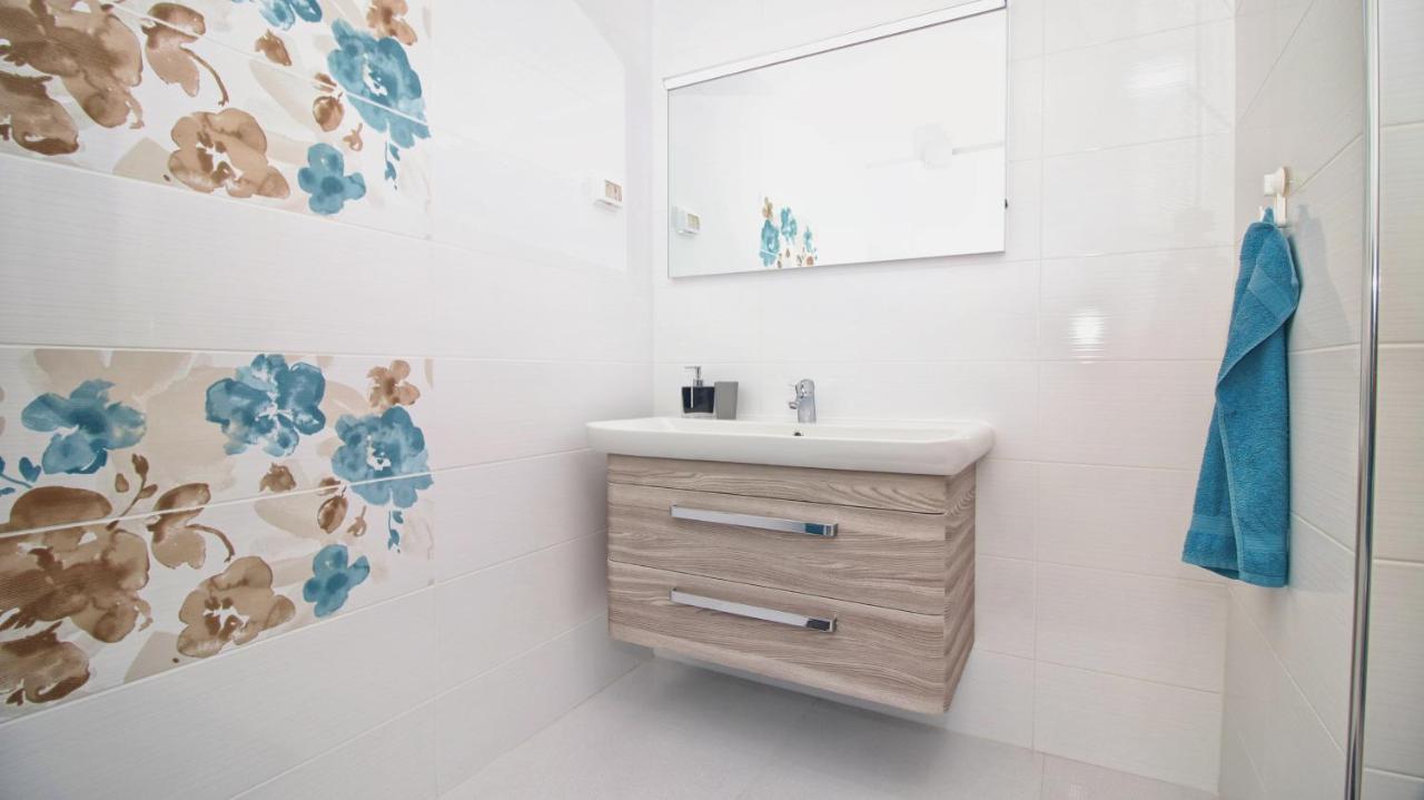 Guesthouse Esma Ровин Екстериор снимка
