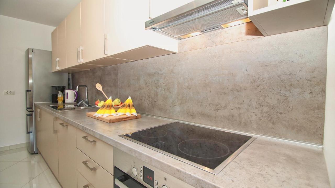 Guesthouse Esma Ровин Екстериор снимка